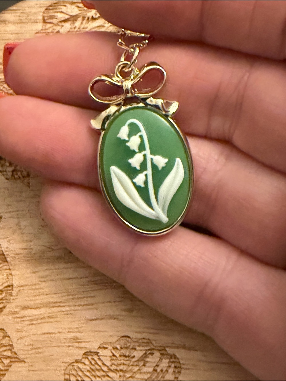 Gold Bow Green Cameo Necklace with White Lily Pendant - Picture 3 of 3